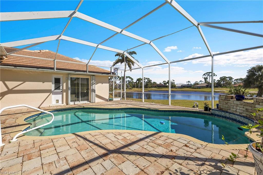 Nice view from this angle too. The new caretaker unit outside the screen feeds the jets on the bottom of the pool.