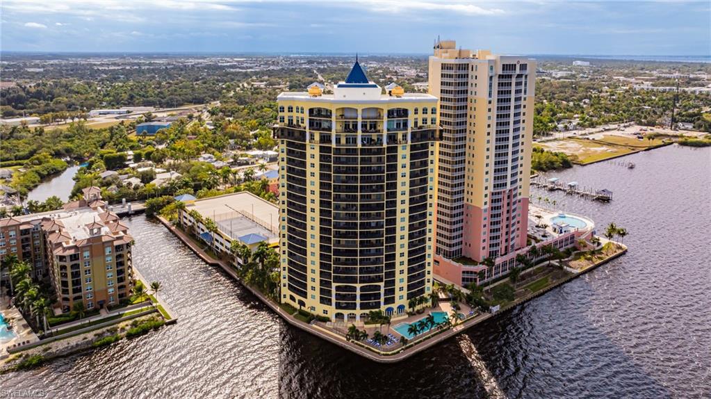 Bird's eye view of apartment complex / building and a nearby body of water