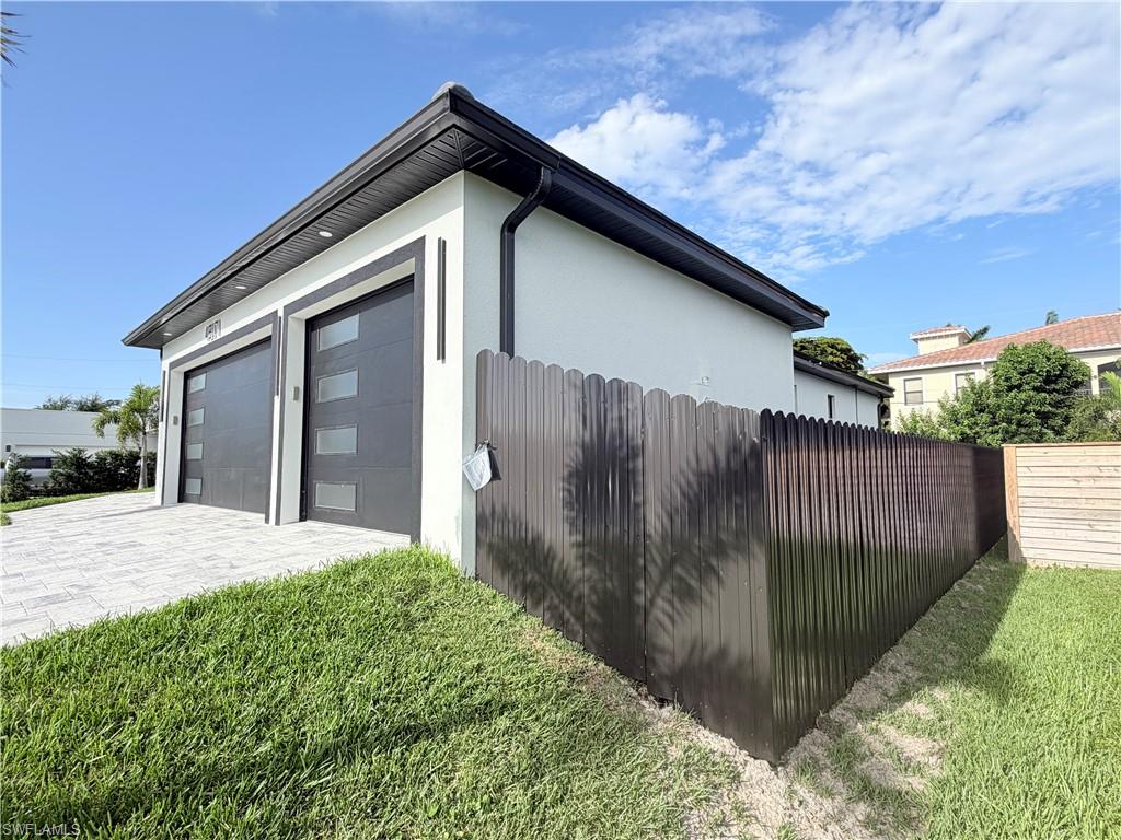 Full Bronze color aluminum fenced yard.