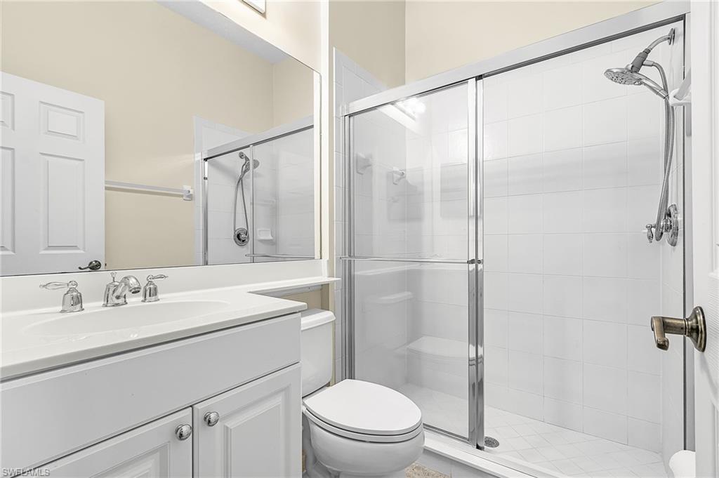ensuite bathroom for bedroom in pic before