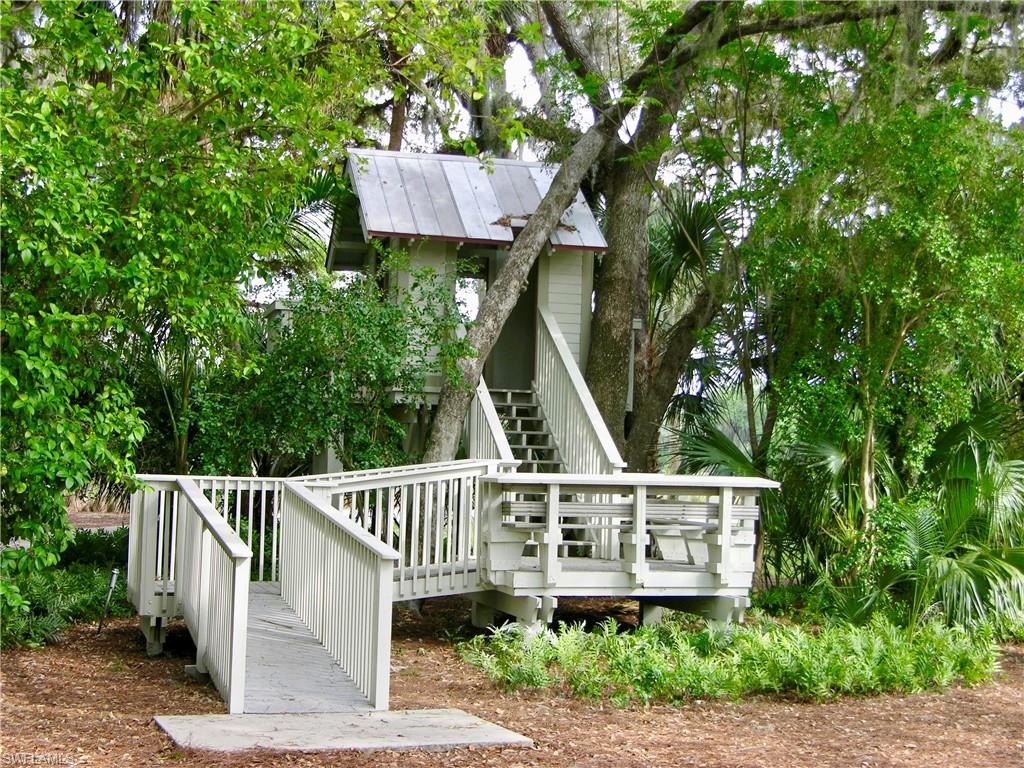 Tree house in Oak Park
