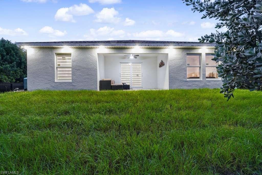 View of front of home featuring a front yard and stucco siding