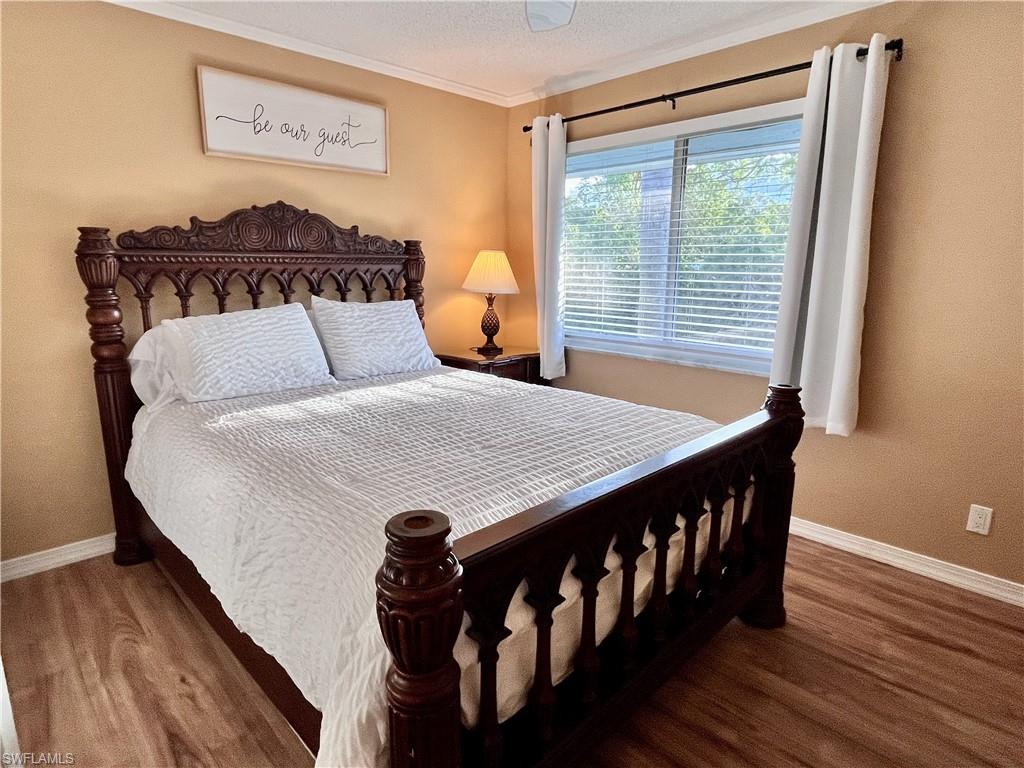 Queen size bed with large closet and lots of natural light.