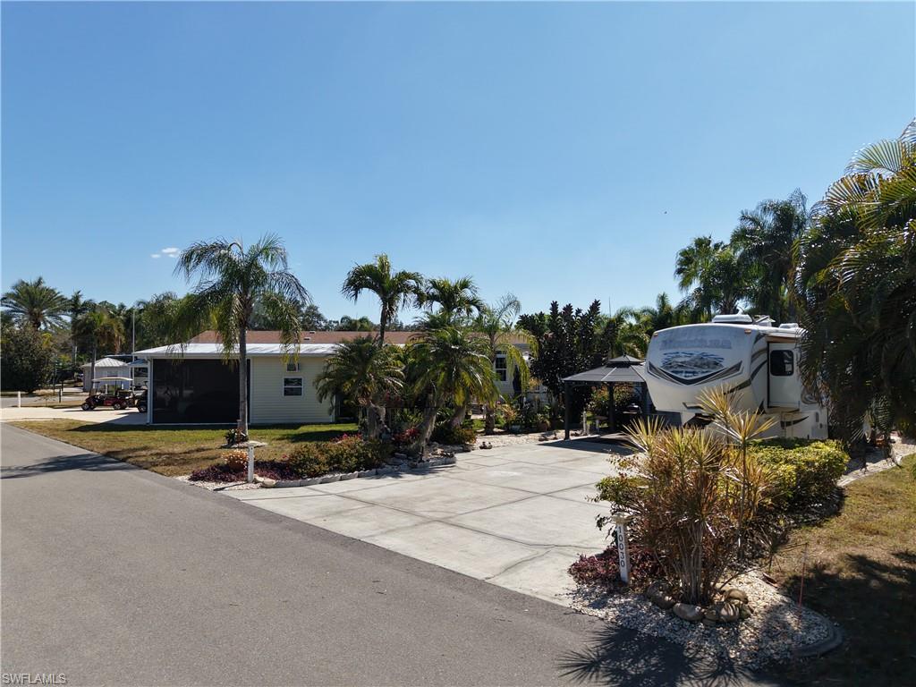 View of front facade featuring driveway