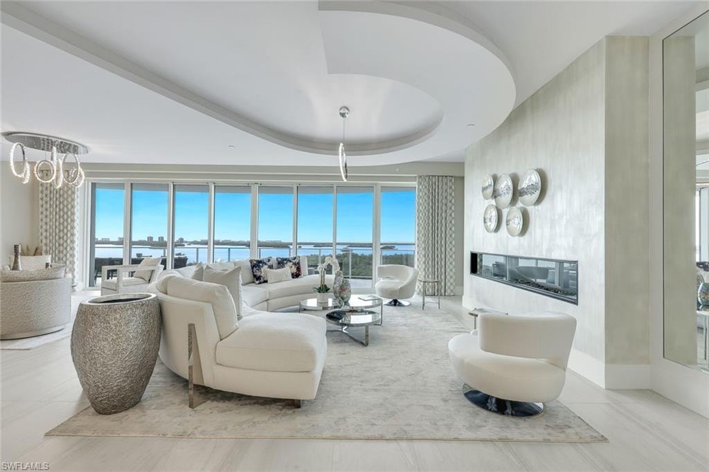 This home's grand open-concept living spaceoffers a seamless blend of sophistication,comfort and sweeping vistas beyond.