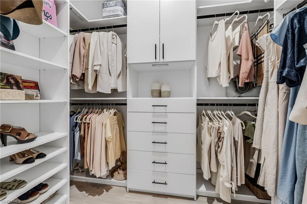 CUSTOM CLOSET-MASTER