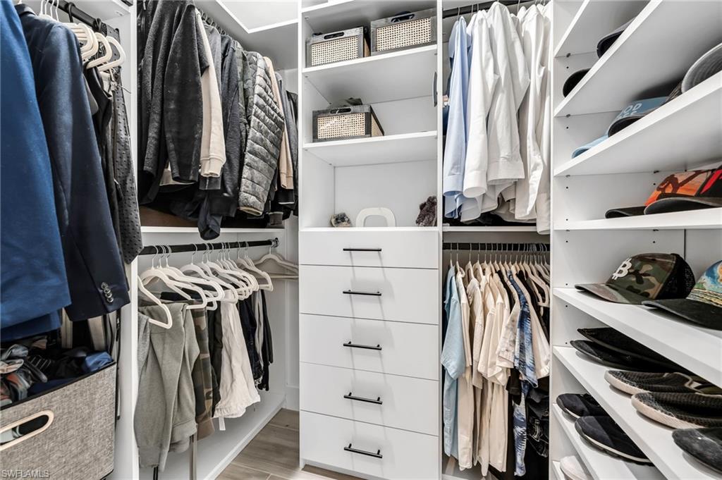 CUSTOM CLOSET-MASTER