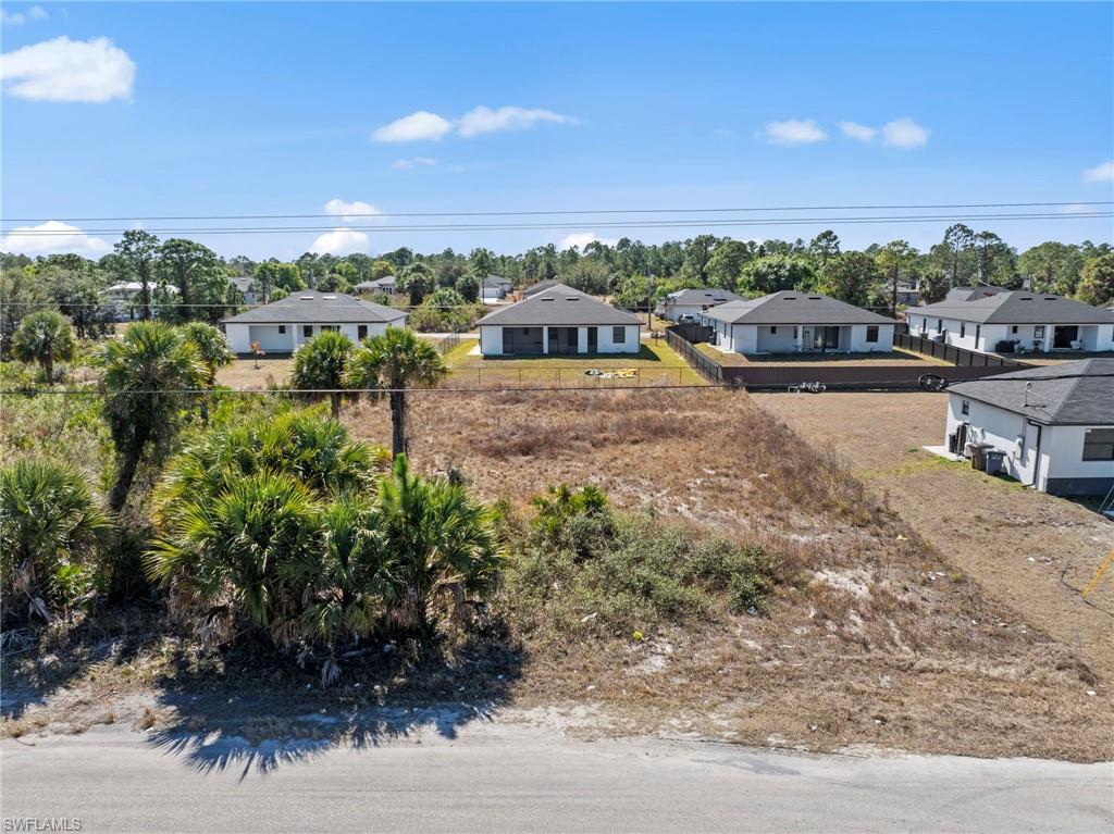 View of yard with a residential view and view of wooded area
