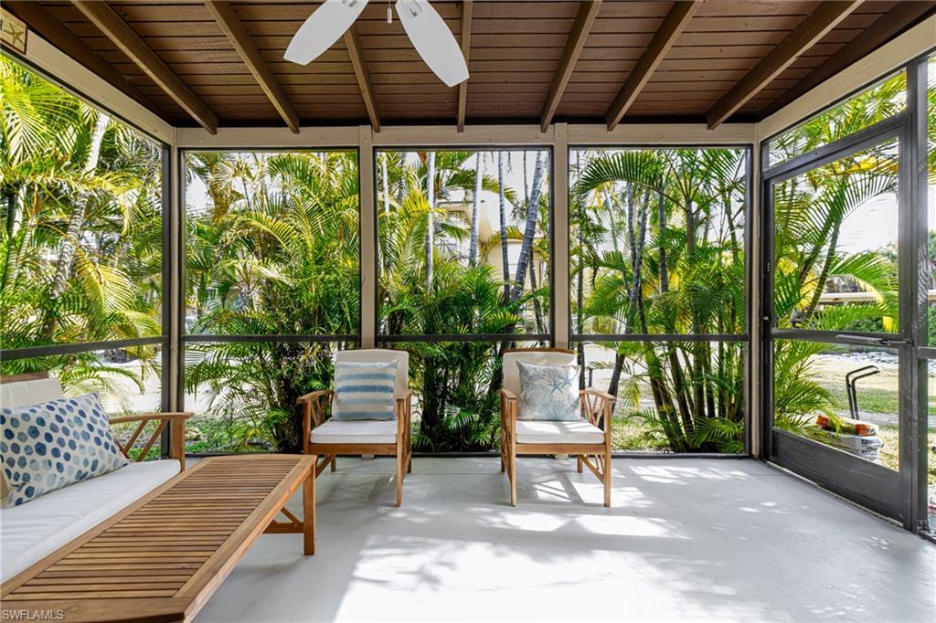 Sunroom / solarium with ceiling fan