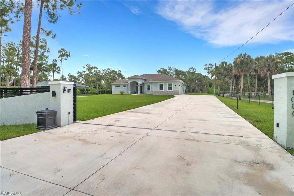 View of front facade with driveway