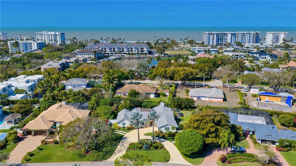 The beach and Lowdermilk Park are short walk away