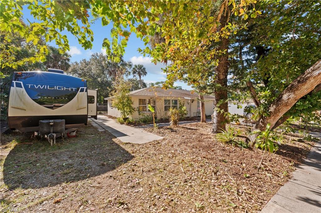 260 Delray AVE photo 26