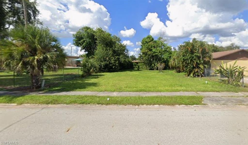View of grassy yard