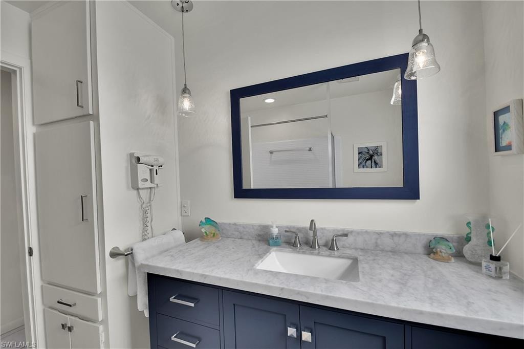 Guest bath w/tub-shower.
