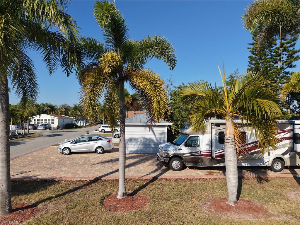 View of grassy yard