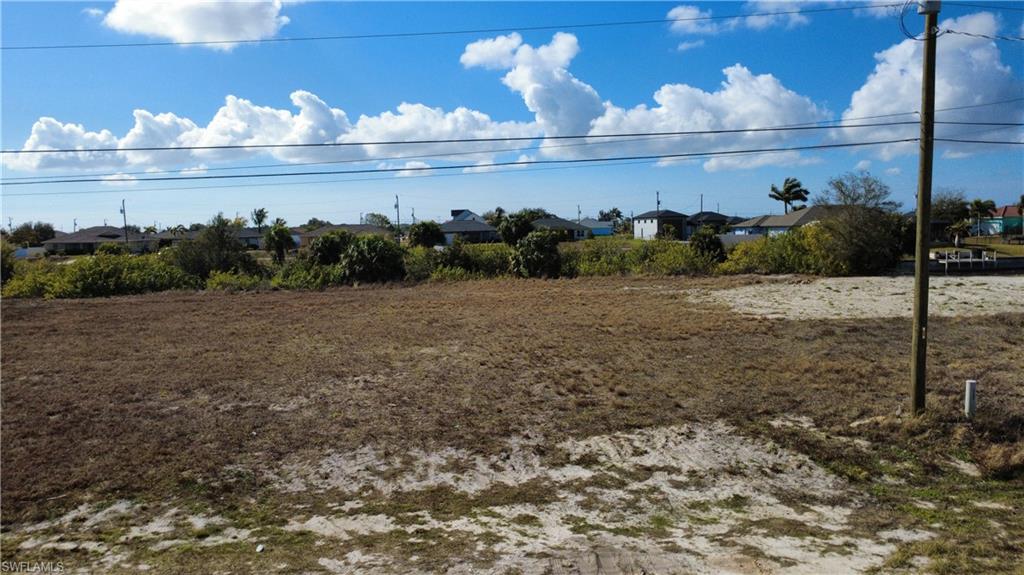 View of yard with a residential view