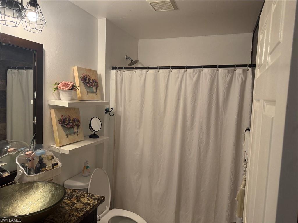 Guest full bathroom