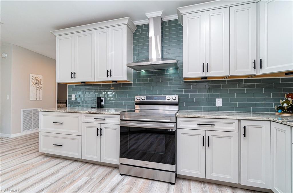 Beautiful Kitchen with walk-in pantry