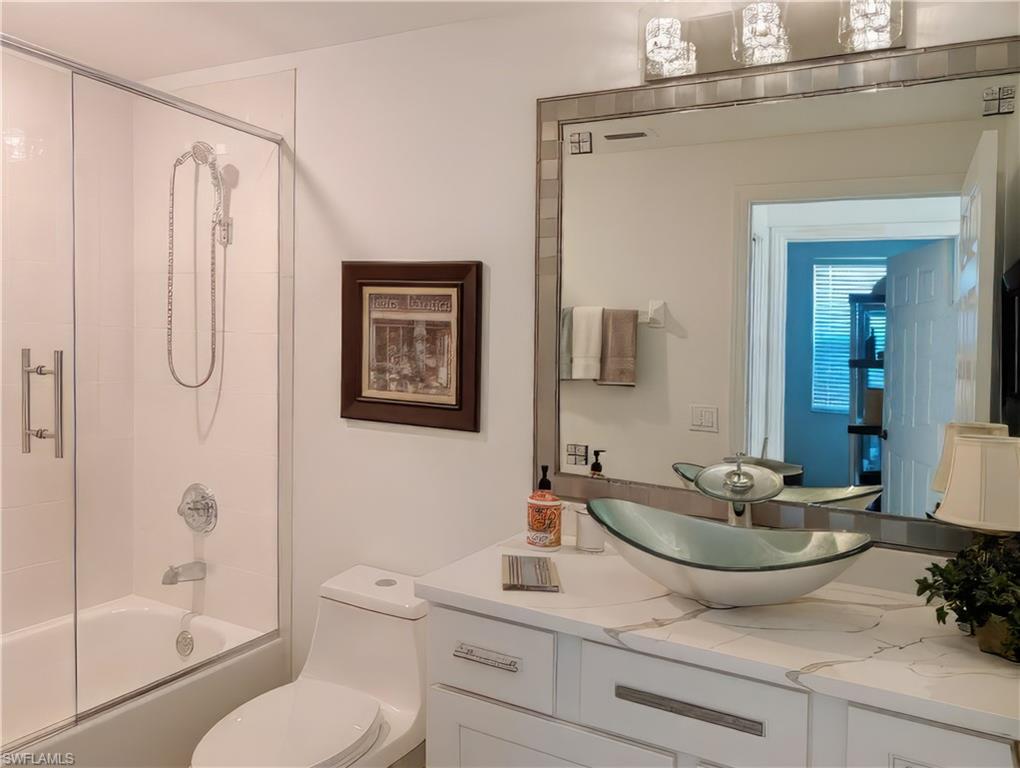 Guest bath / shower combo with glass door
