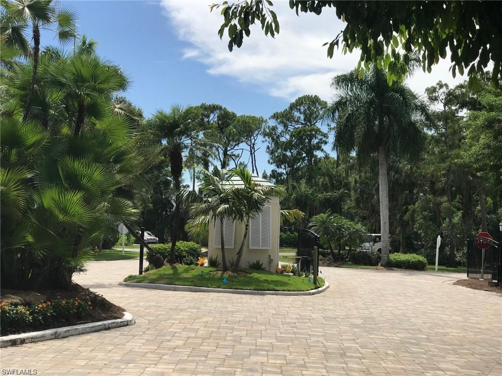 View of home's community with curved driveway