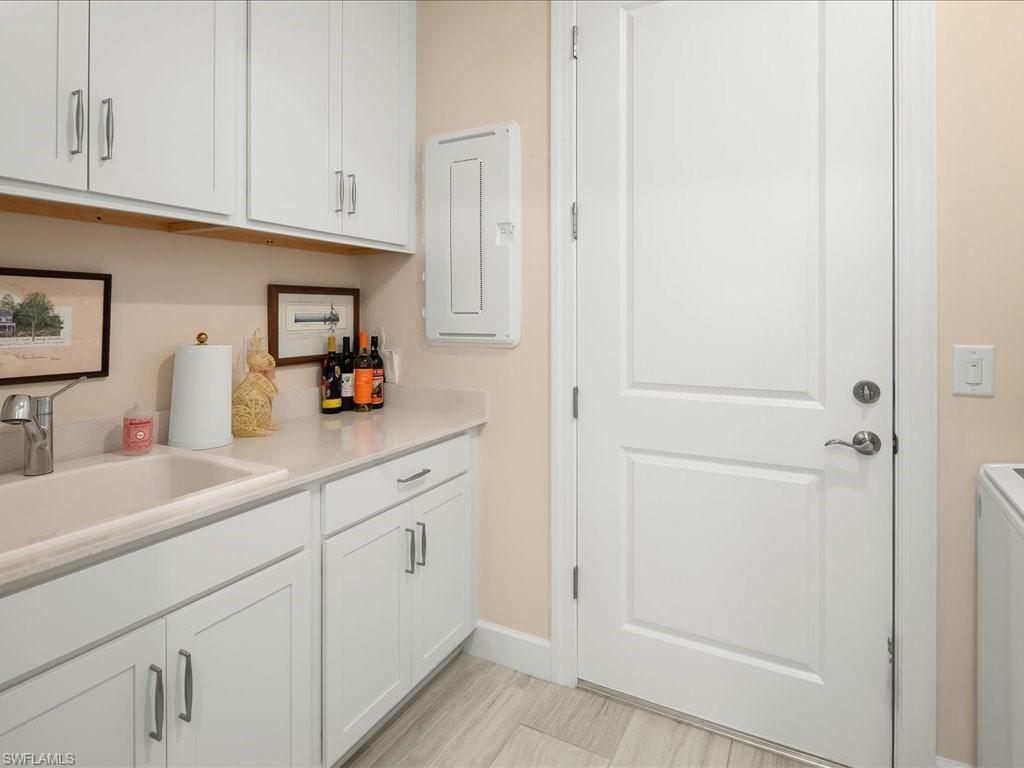 Upgraded Laundry Room w/ Extra Cabinets & Sink