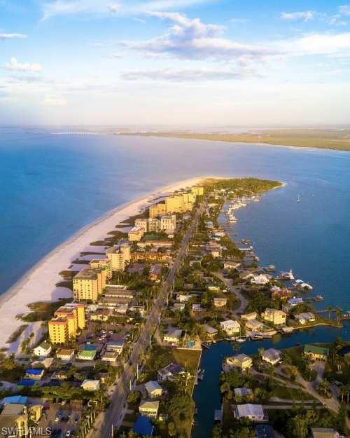 Bird's eye view of waterfront with a beach