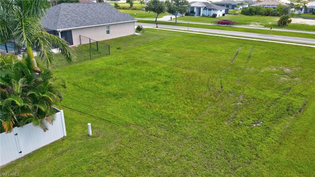 View of yard with a residential view