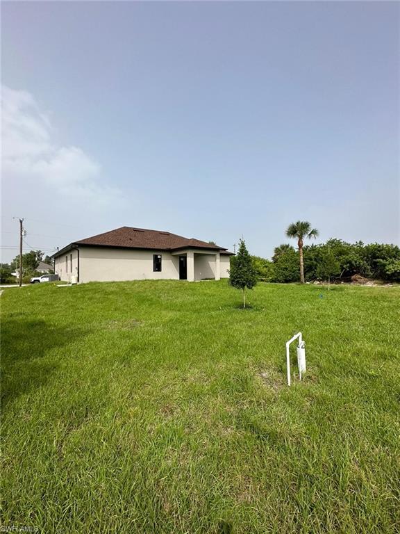 View of grassy yard