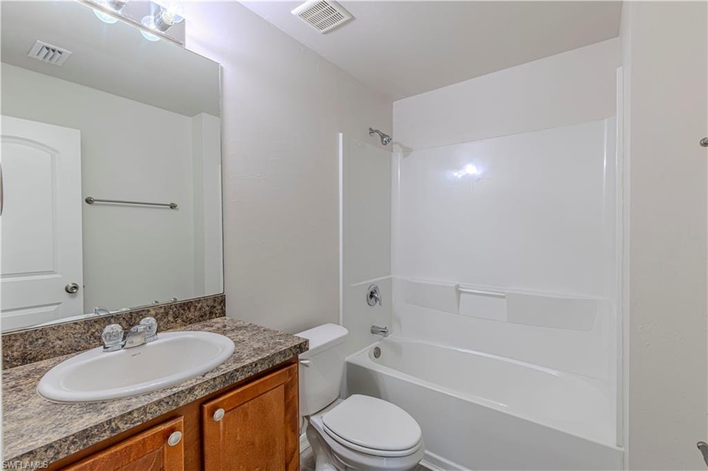 Full bath with vanity and washtub / shower combination