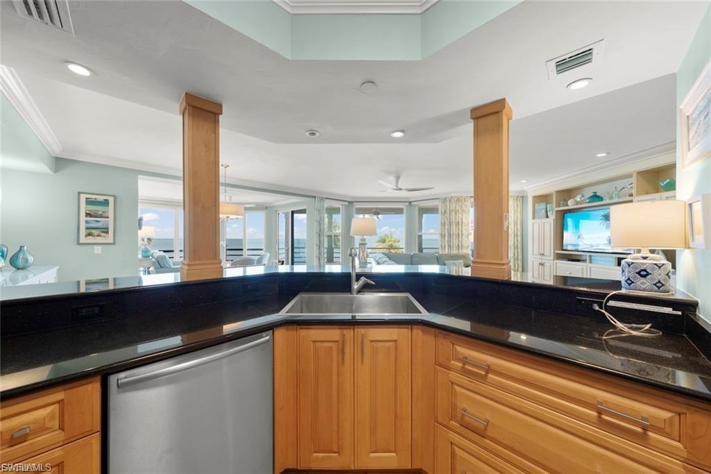 1602 Lands End Village photo 16