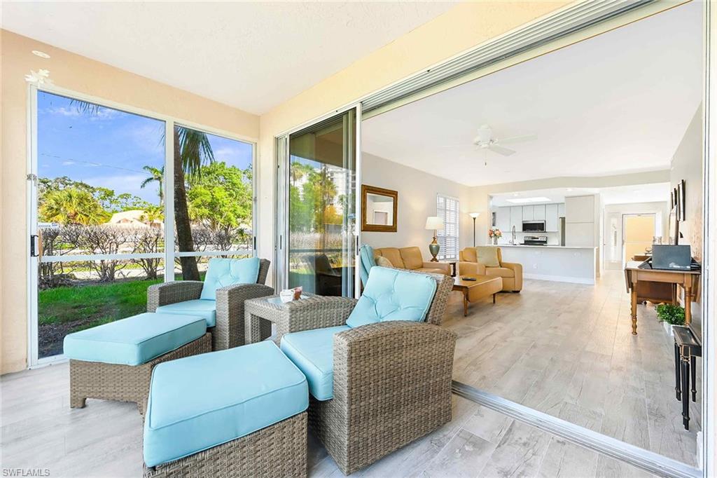 Screened Lanai/ End Unit