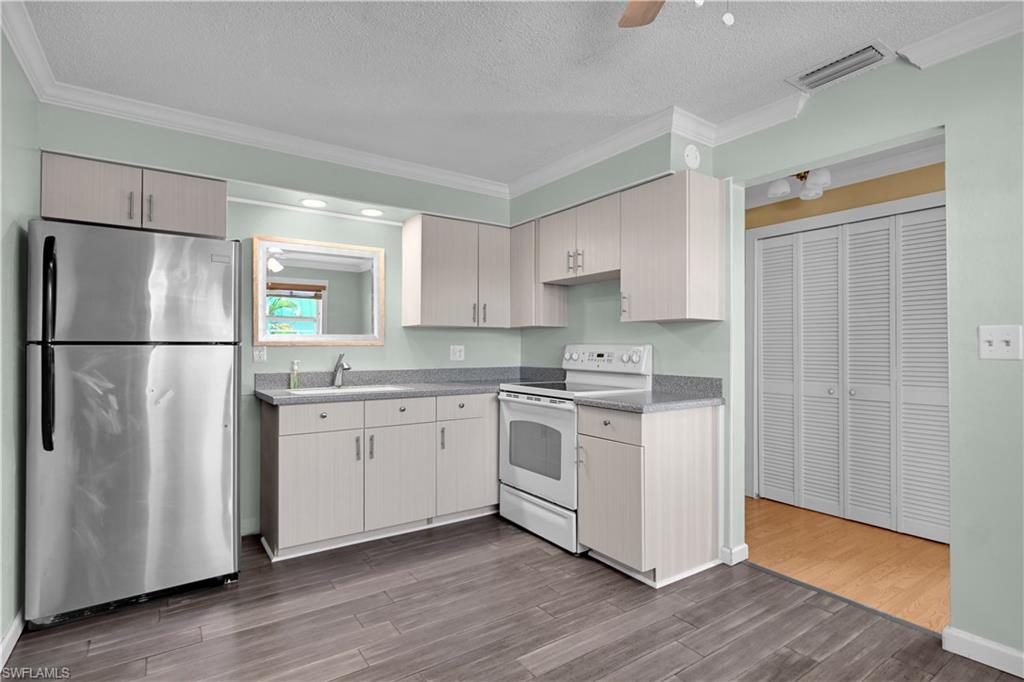 6777 Winkler RD 268 photo 9