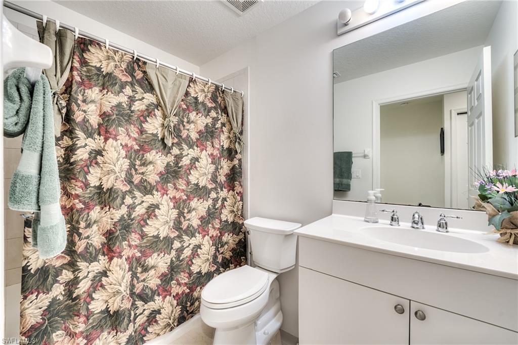 Guest bath with shower/tub combo