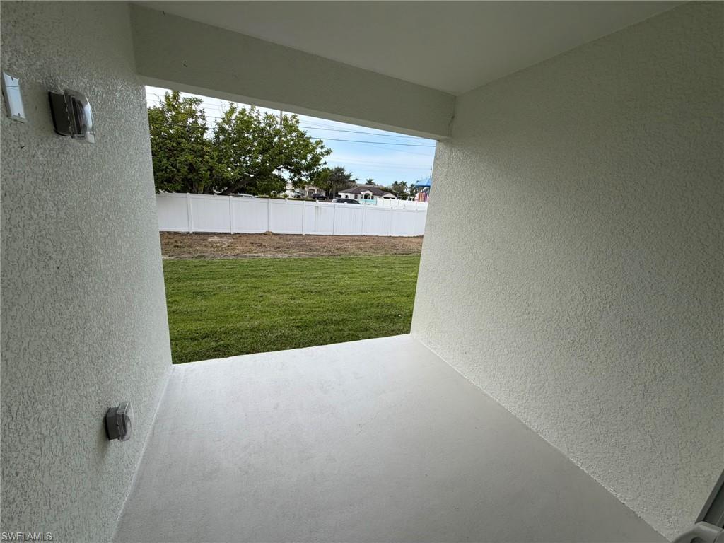 COVERED PATIO W TV