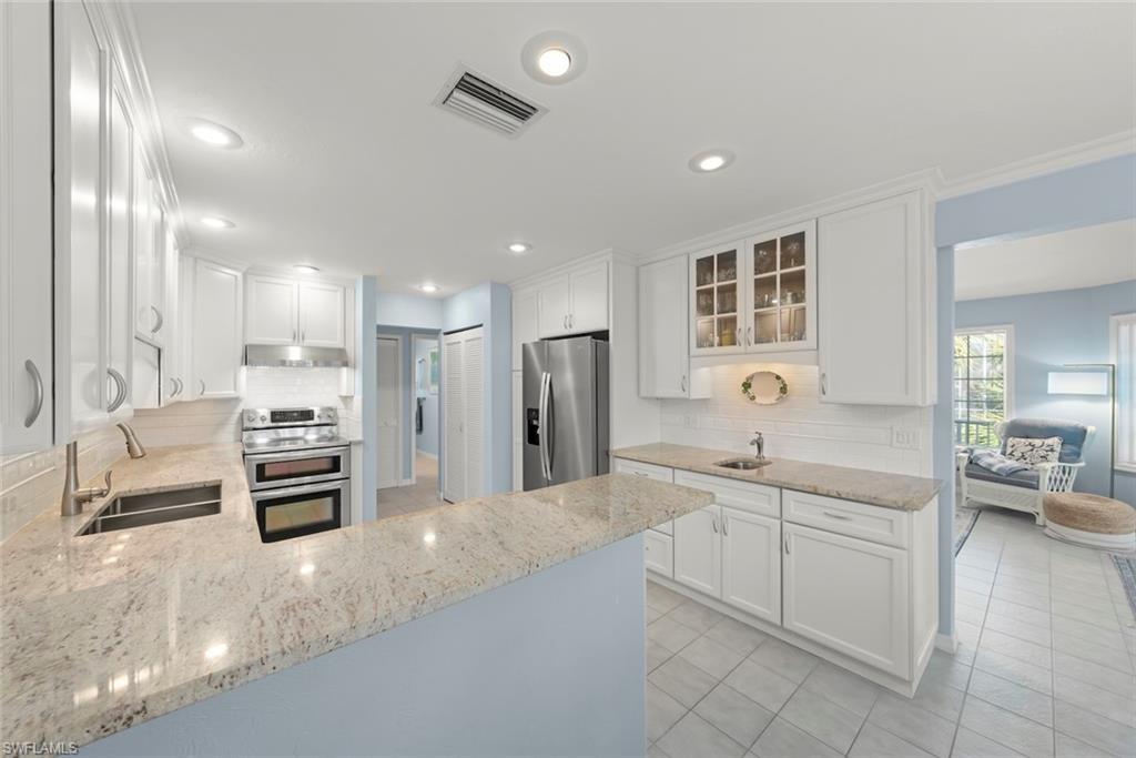 Kitchen with wet bar
