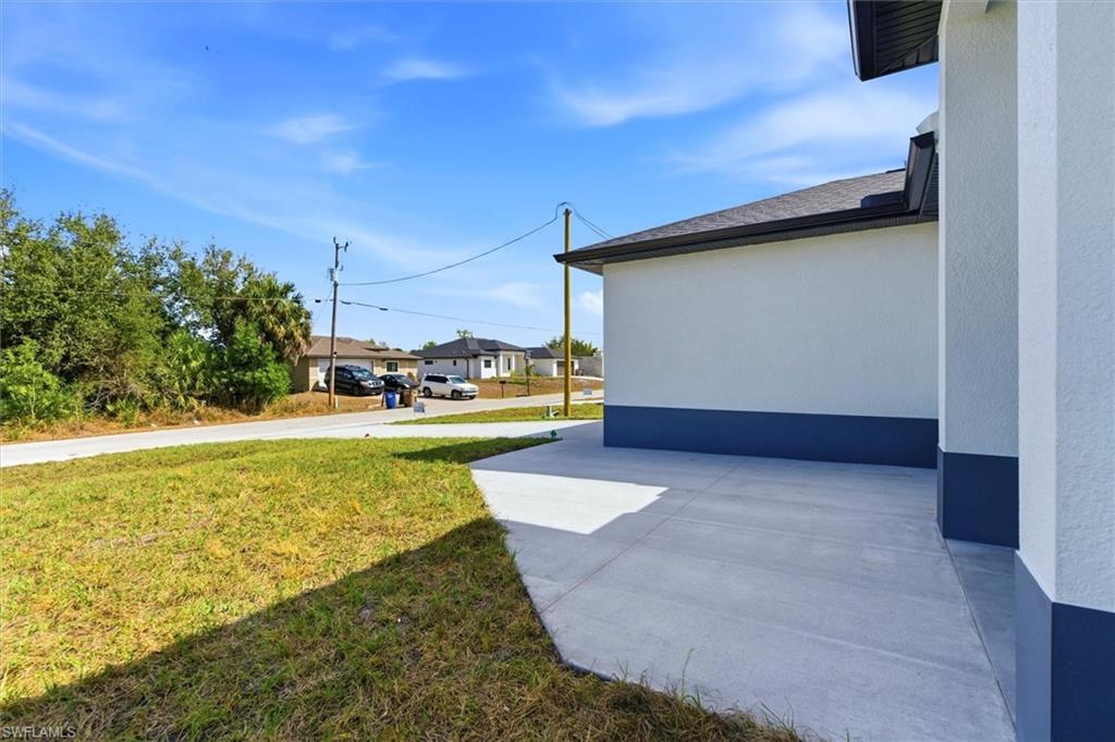 View of grassy yard featuring a residential view