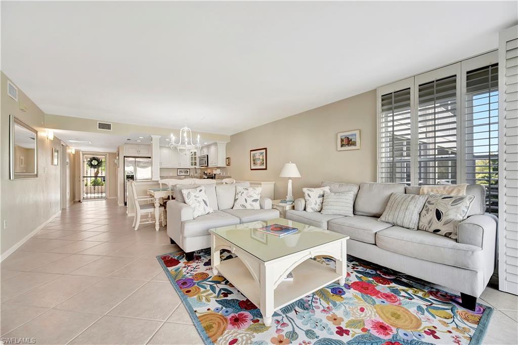 Light, bright, living/ dining area and open kitchen