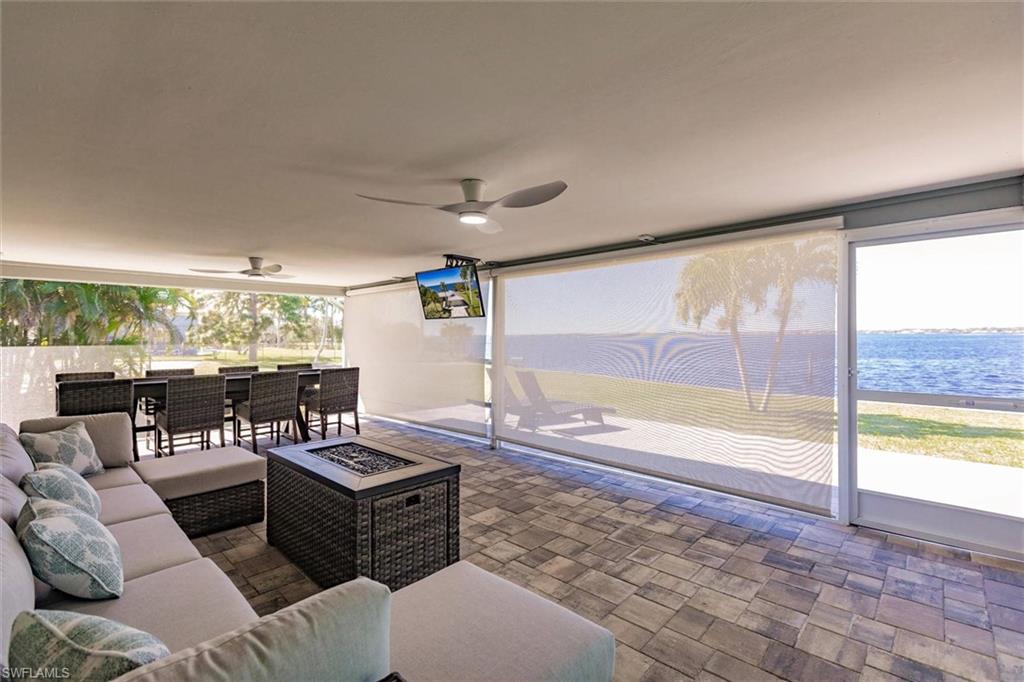 Sunroom with ceiling fan