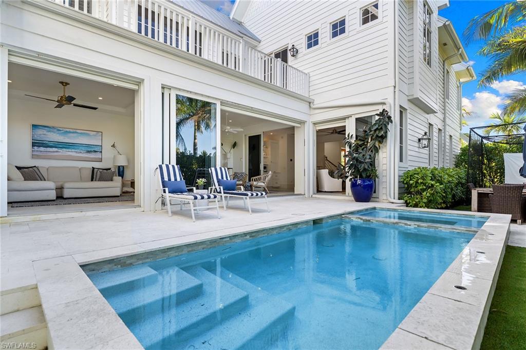 Integrated pool / spa with a balcony and a patio