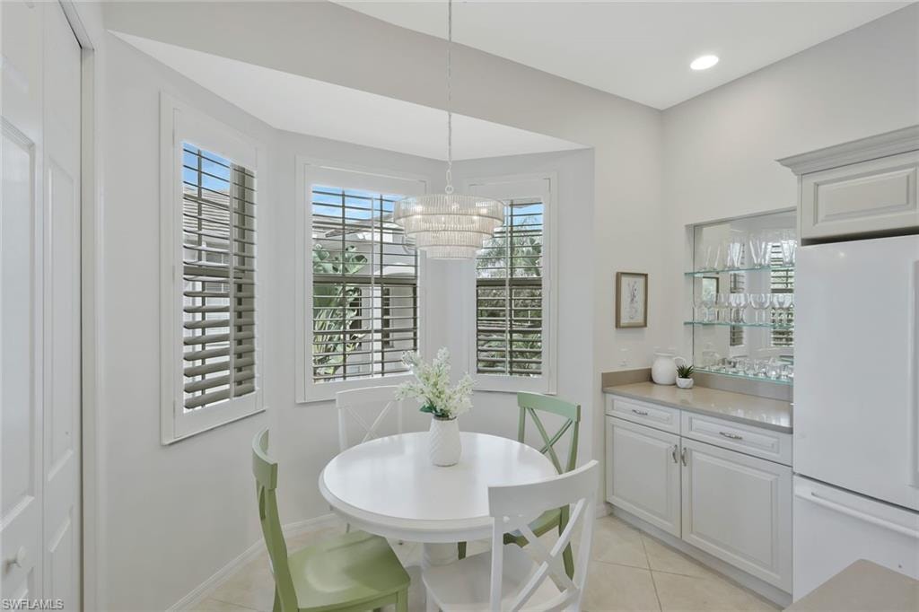 Bright kitchen with a comfortable eat in dining area, perfect for casual meals and gathering with family or guests.