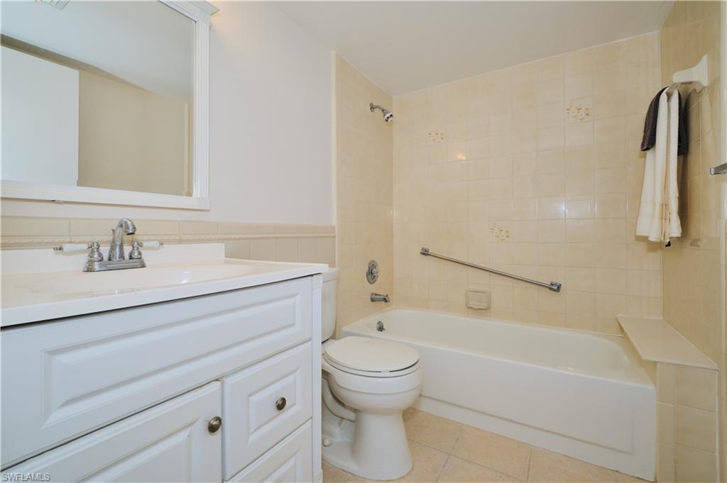 Tub/shower condo in the guest bath.