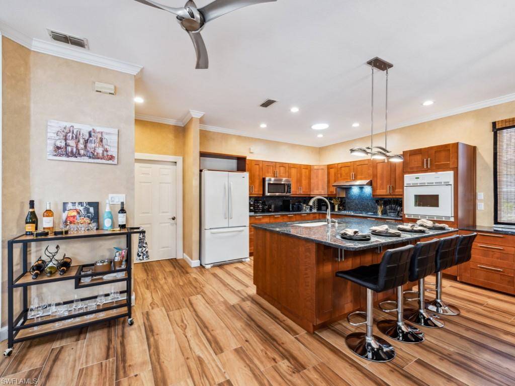 Eat in Kitchen 4 barstools