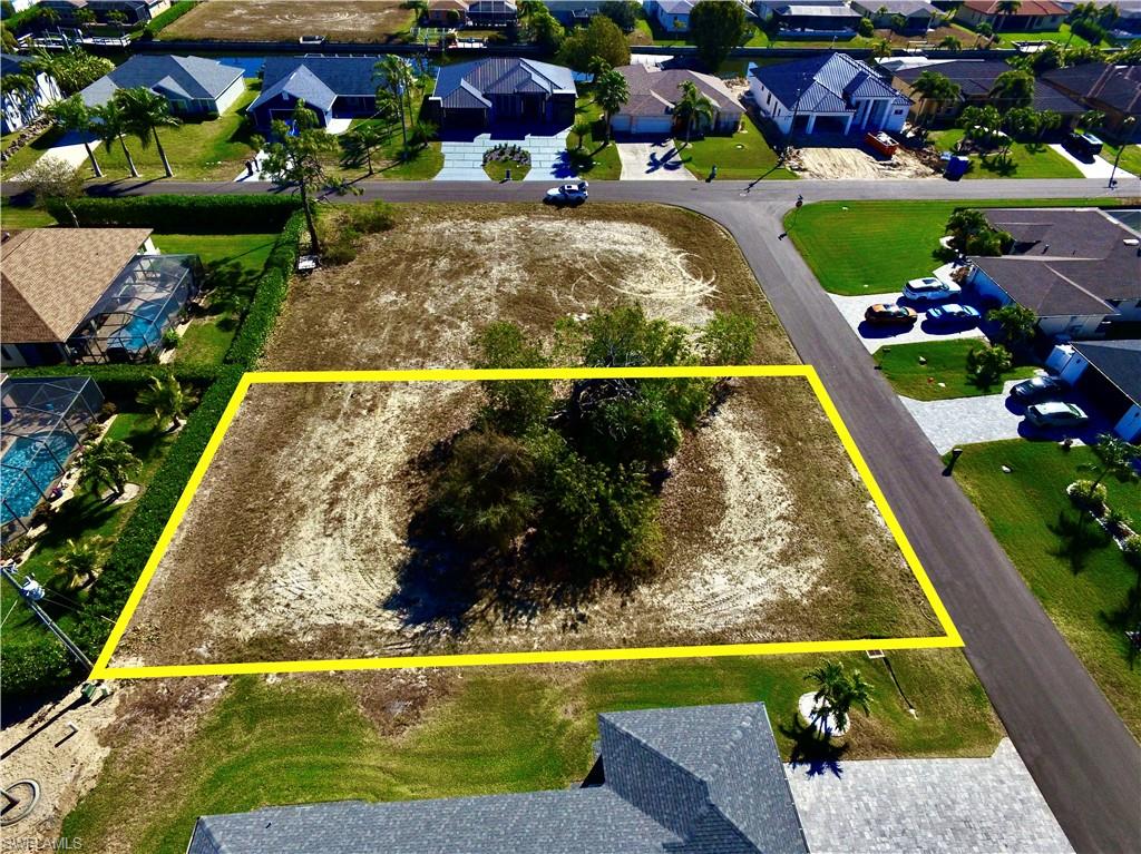 Aerial view of residential area featuring property parcel outlined