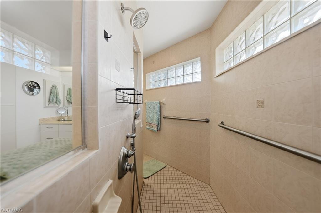 600 Royal Poinciana photo 22