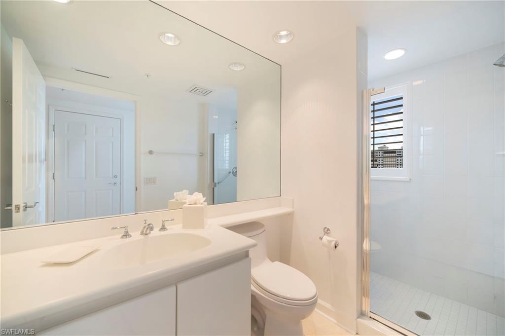 En-suite bath 1