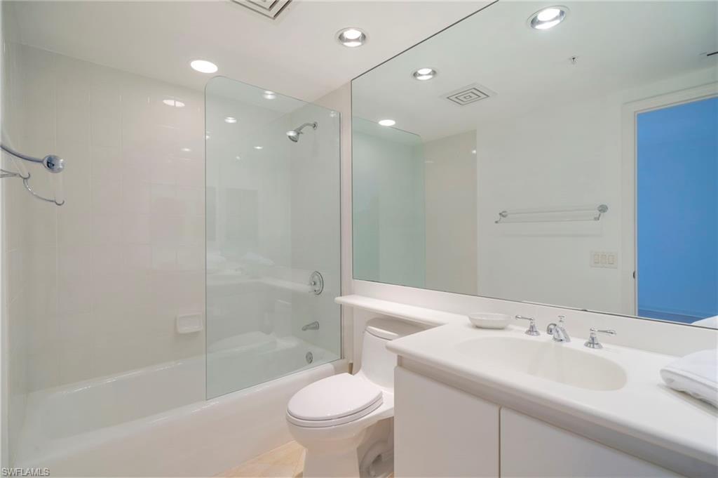 En-suite bath 2