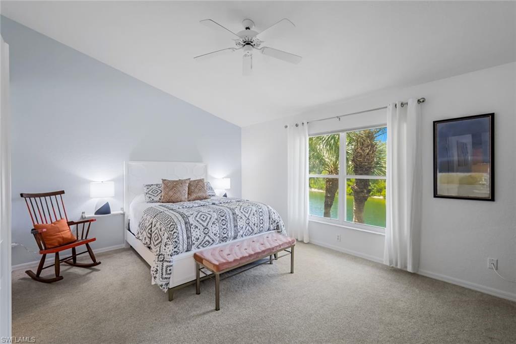 Master Bedroom with en-suite with Queen size bed