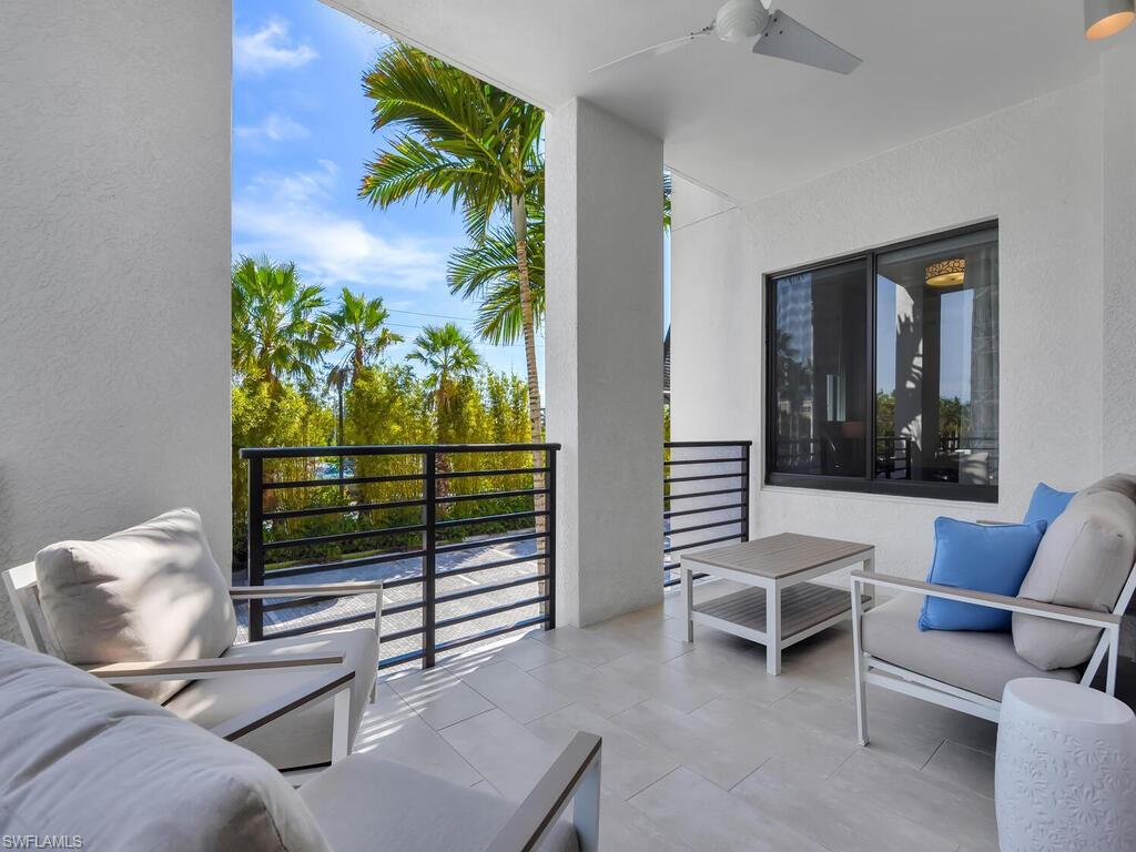 Balcony featuring an outdoor hangout area