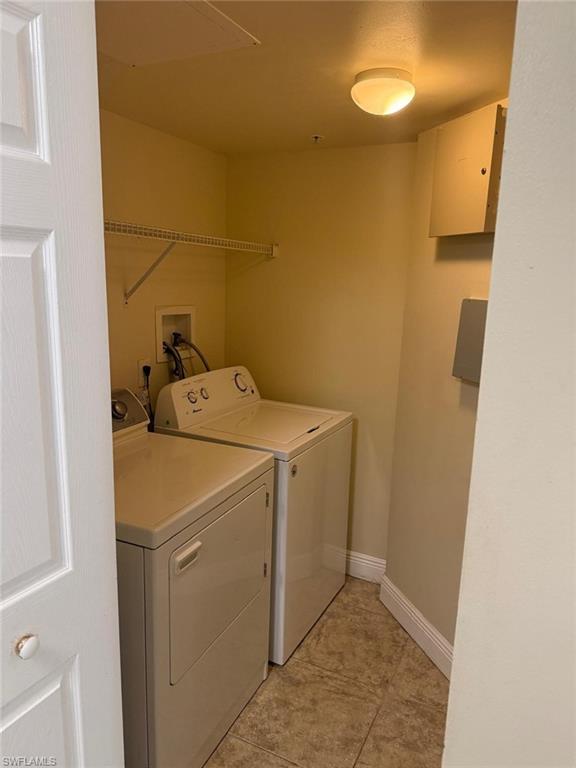 Laundry room with independent washer and dryer and baseboards