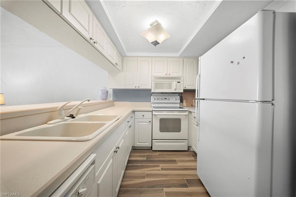 25820 Hickory BLVD 402 photo 11